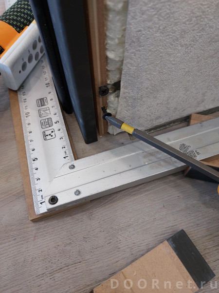 упором служит  обычный саморез