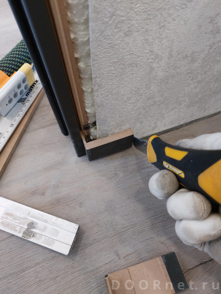 подрезка обоев по желанию для лучшей проклейки  к основанию стены