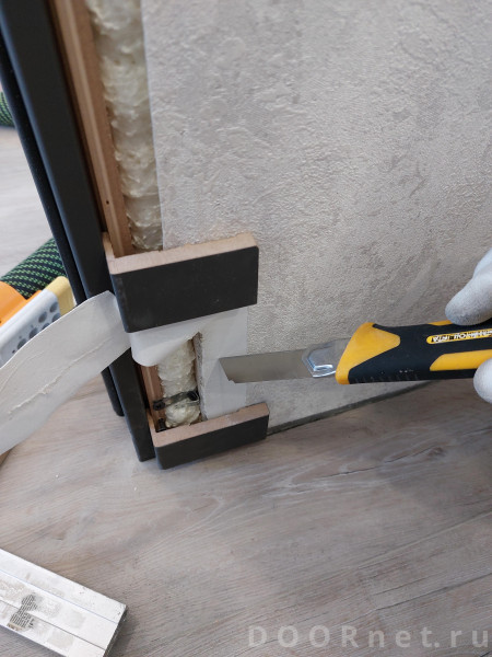 подрезка обоев по желанию для лучшей проклейки  к основанию стены