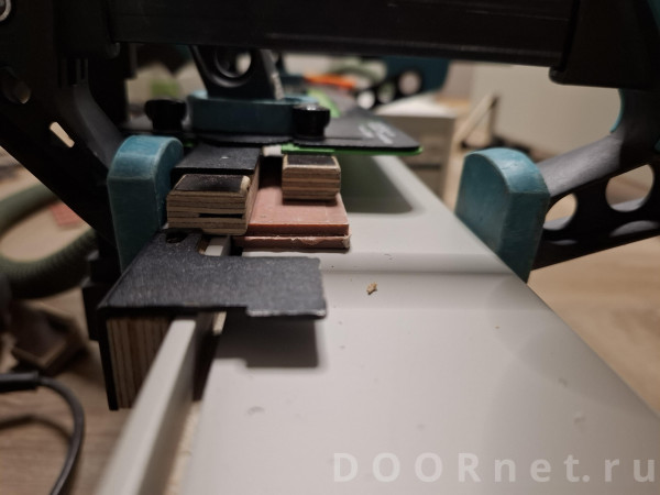 вынимаю торчащий уплотнитель  и компенсирую  высоту четверти короба пластинами