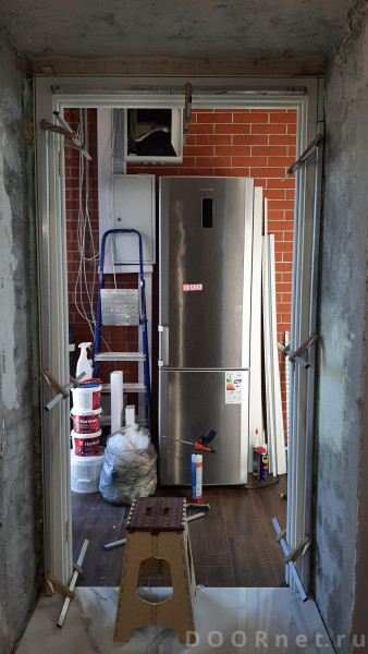 в моем случае была задача  его приклеить с ровной плоскостью , а стены оставляли  желать лучшего . пена все пустоты  должна  была заполнить