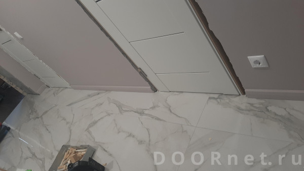 коридор, рядом стоит еще полотно и зазор должен быть один. наша подопытная справа