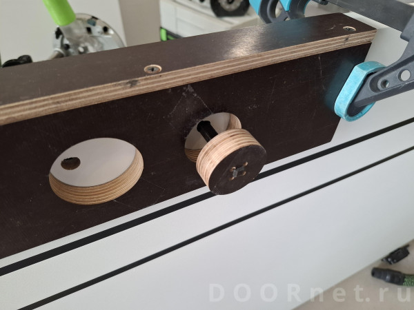 сама центровка  шаблона через пластиковые квадраты 6 и 8 мм.