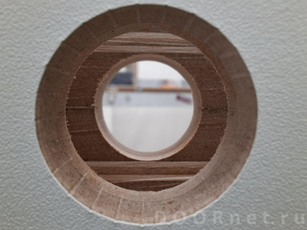 явно  выраженные  насечки после  запрессовки. не снята фаска.  забыл . пришлось извлечь  с обратной стороны ударами плоской отвертки .  заодно сделал фото.