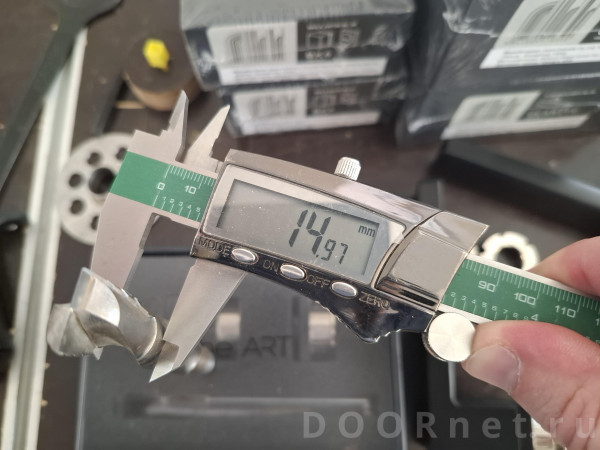 тело фрезы чуть меньше  , чем ножи , что и дало возможность расточки , не затронув верх.