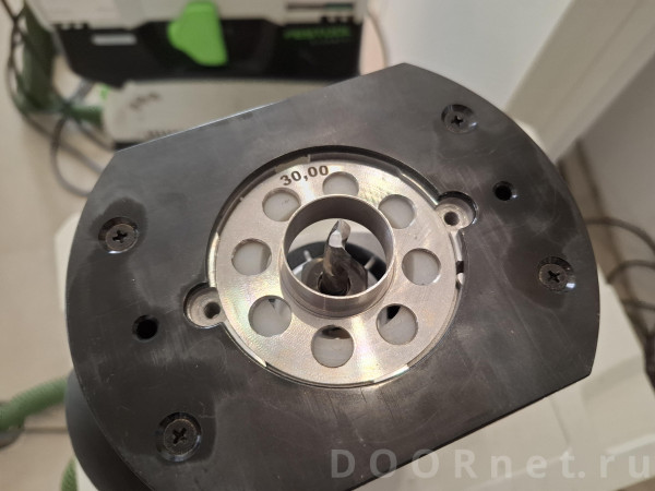 фрезеровка отверстий  производилась  через 30мм.  кольцо  в моем случае и 8 мм. спиральной нижней фрезой , что бы на выходе получить  нужный размер в этом шаблоне.