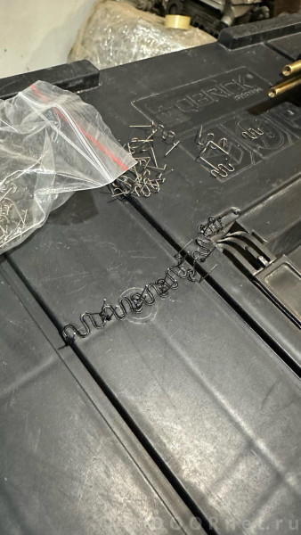 Вот такими скобами-змейками самое то паять трещину