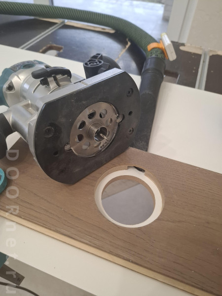 спиральной фрезой 3мм. удаляю  круг без лишней пыли