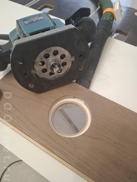 спиралью на 12мм. делаю выборку под буртик на стакане , что бы его утопить и сделать заподлицо с лицевым покрытием для последующей установки  выключателя/розетки без зазоров